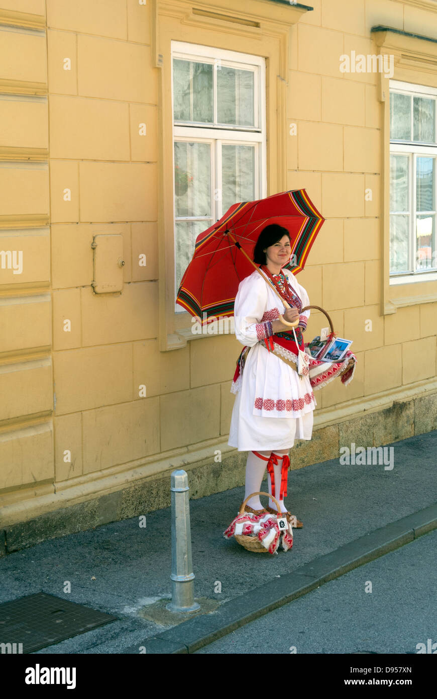 Femme en costume national croate, coin de rue, à Zagreb, Croatie, Europe Banque D'Images