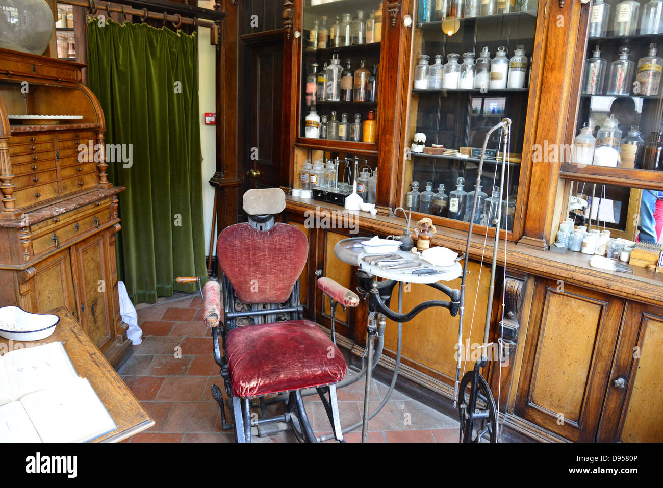 Président du dentiste en pharmacie Victorienne, Blists Hill Victorian Town, Madeley, Telford, Shropshire, England, United Kingdom Banque D'Images