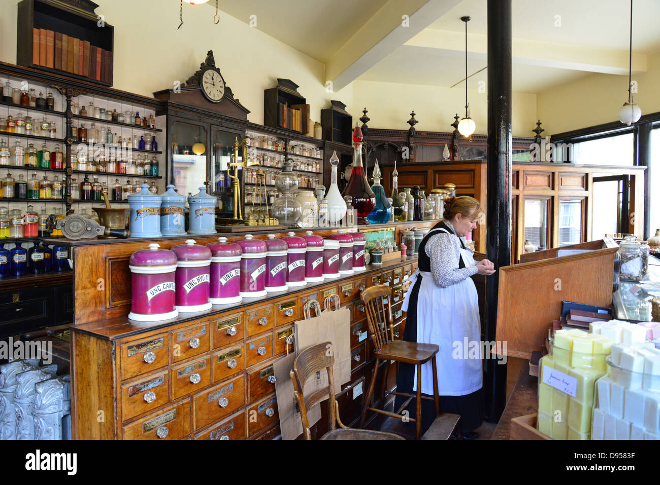 Intérieur de la pharmacie Victorienne, Blists Hill Victorian Town, Madeley, Telford, Shropshire, England, United Kingdom Banque D'Images