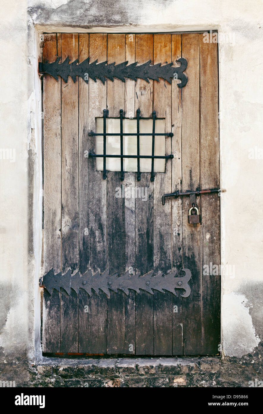 Une porte de bois d'un vieux bâtiment abandonné Banque D'Images