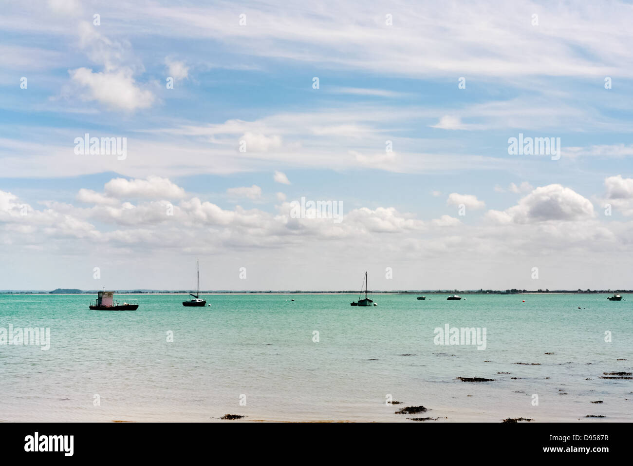 Bateaux en mer près de Cancale ville ('oyster capital'), Bretagne, France Banque D'Images