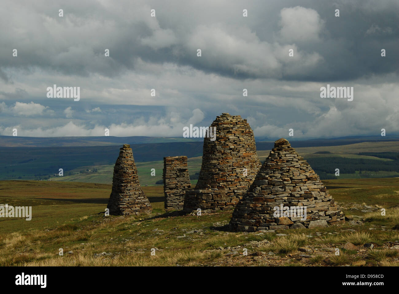 Neuf normes rigg dans les Pennines, Royaume-Uni. Paysage architectural avec Rolling Hills et terrain rocheux sous beau ciel Banque D'Images