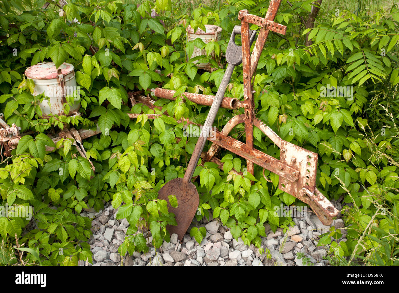 Ferme abandonnée et hay rake in Paint Creek State Park, Ohio. Banque D'Images