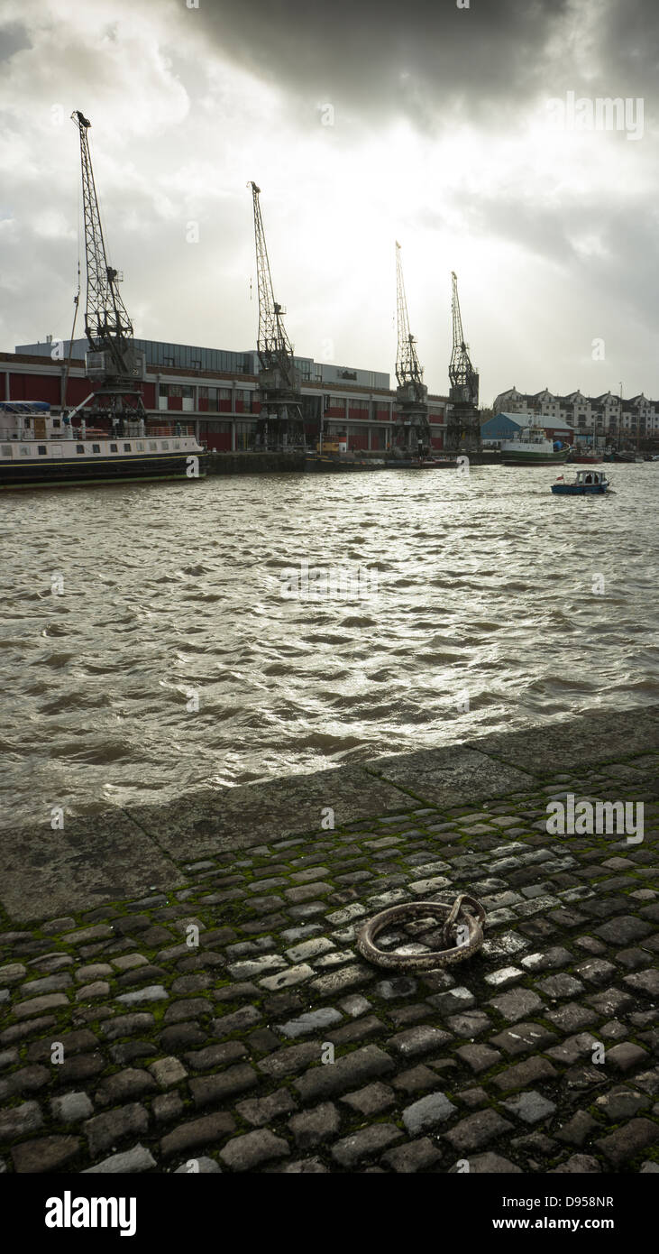 Un ciel dramatique et lumière sur le quai de Bristol, de grues et de bâtiments fabriqués ce un "no-brainer ' Banque D'Images