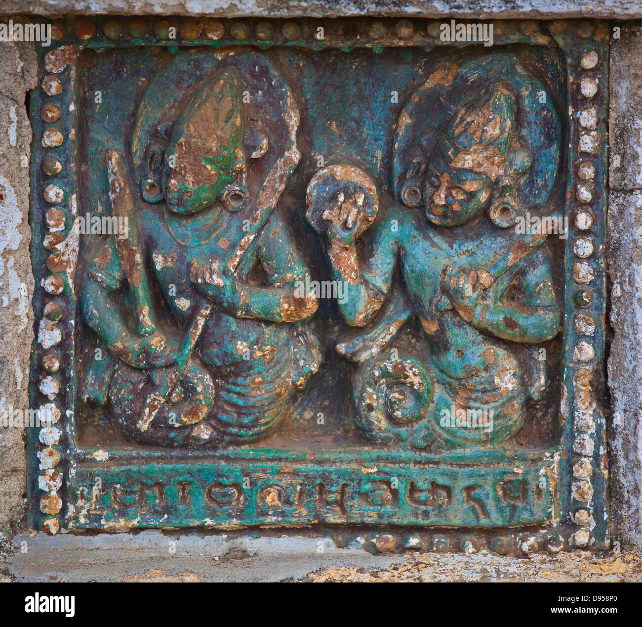 Bien préservé de carreaux émaillés à la base d'Ananda Paya ou temple qui a été construit par le Roi Kyanzittha autour de 1100 - BAGAN, MYANMAR Banque D'Images