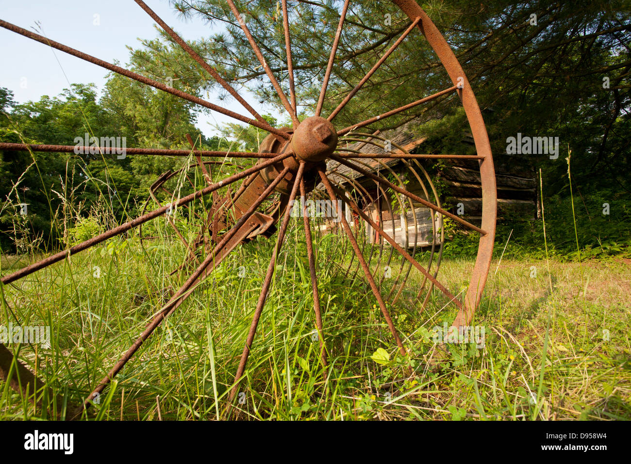 Ferme abandonnée et hay rake in Paint Creek State Park, Ohio. Banque D'Images