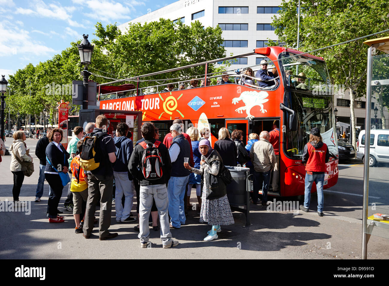L'embarquement des touristes open top tours de ville avec barcelone catalogne espagne begger Banque D'Images