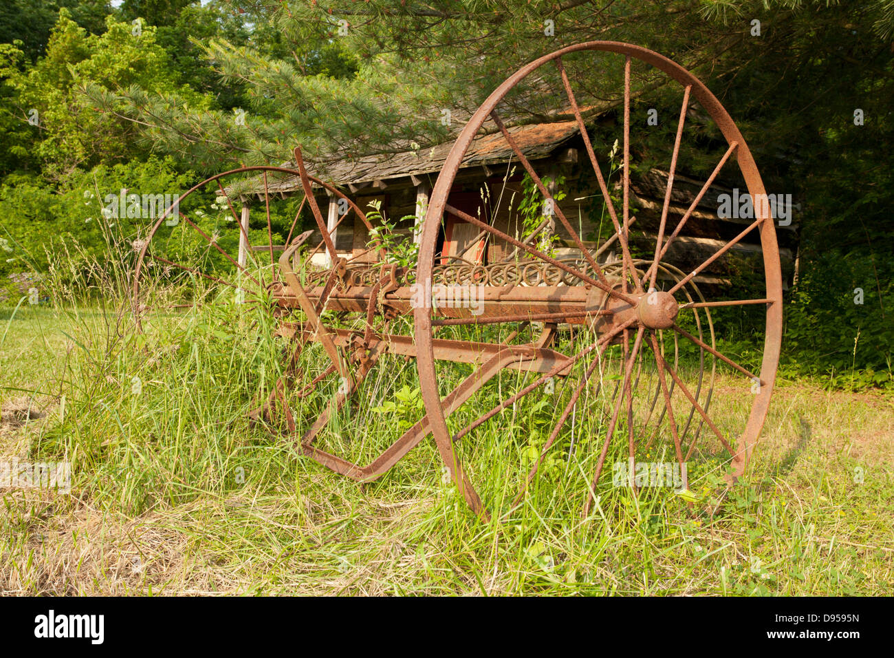 Ferme abandonnée et hay rake in Paint Creek State Park, Ohio. Banque D'Images