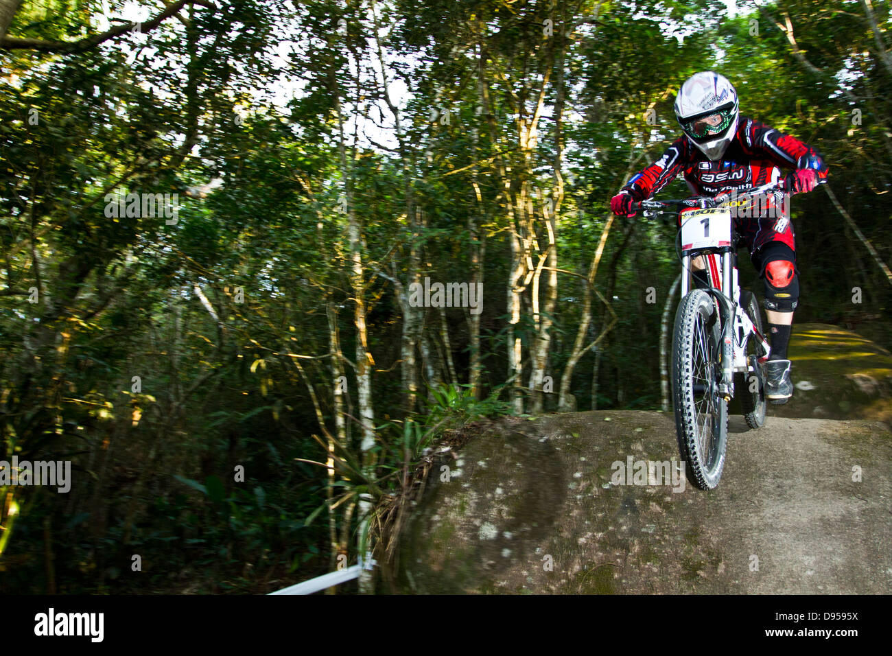 Pilote de descente sur la Ronde 9 du championnat de l'État de Santa Catarina au parc Unipraias en descente. Banque D'Images