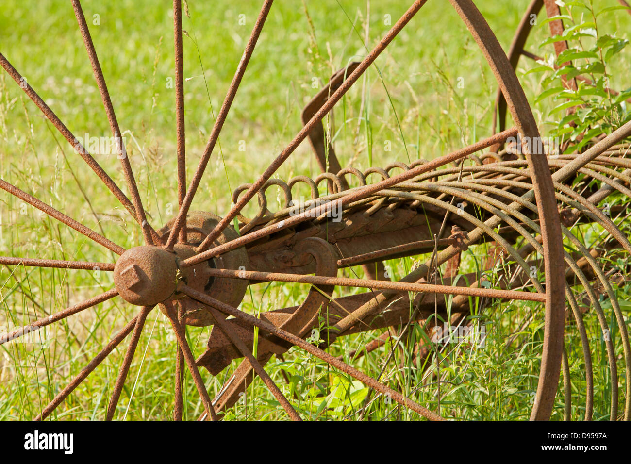 Ferme abandonnée et hay rake in Paint Creek State Park, Ohio. Banque D'Images