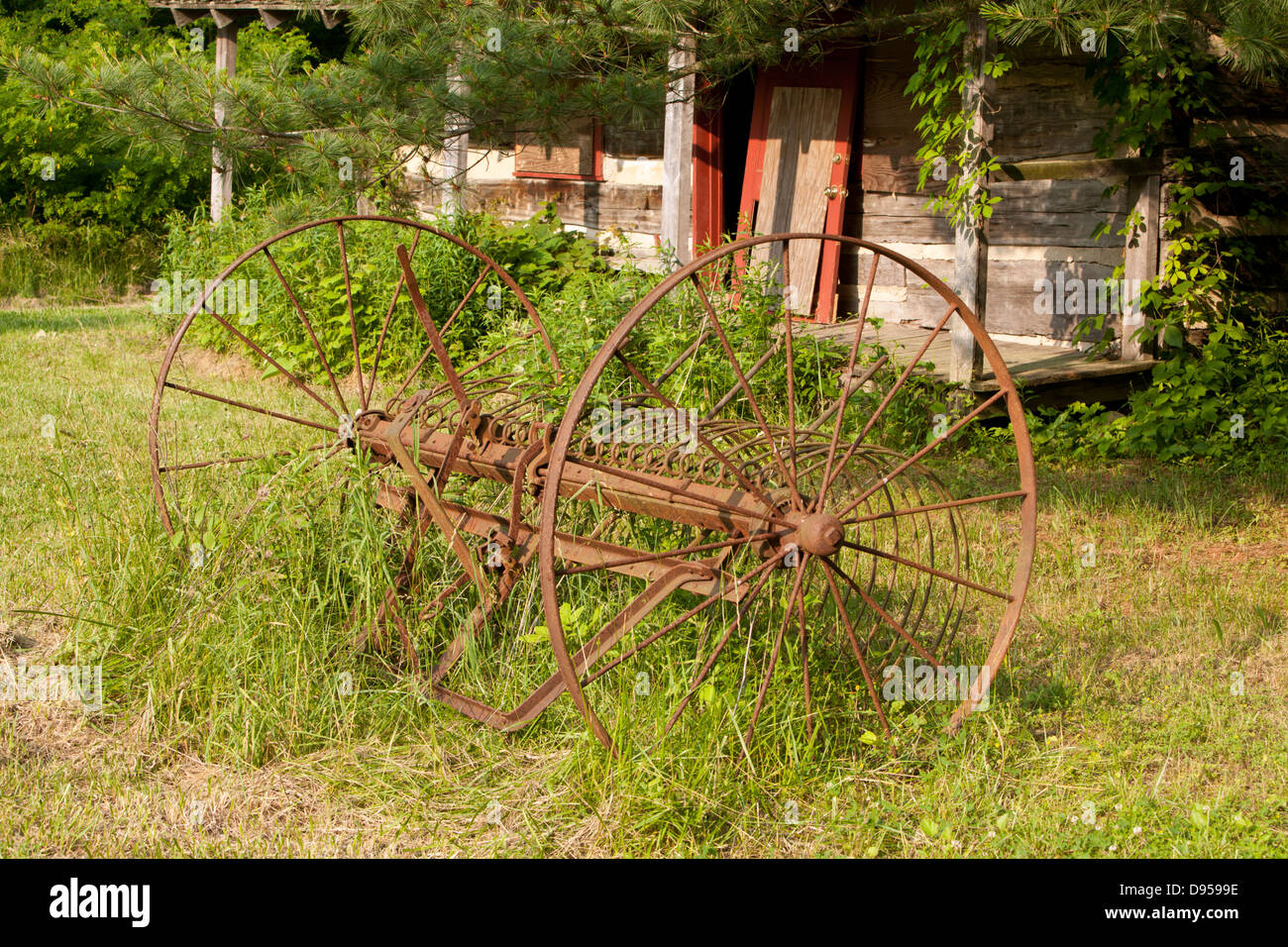 Ferme abandonnée et hay rake in Paint Creek State Park, Ohio. Banque D'Images