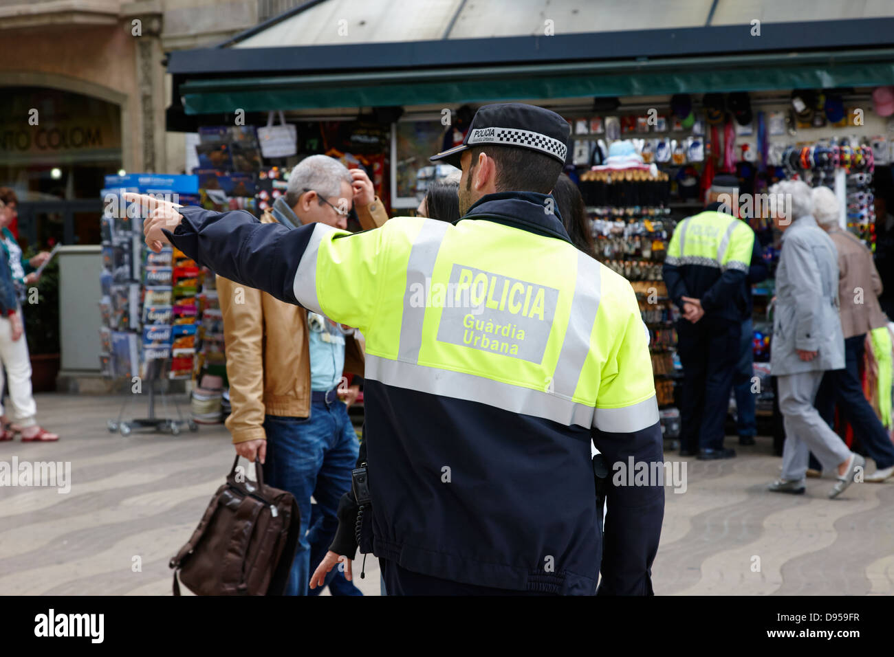 Guardia urbana policier donnant des directives de la rambla, centre ville de barcelone catalogne espagne Banque D'Images