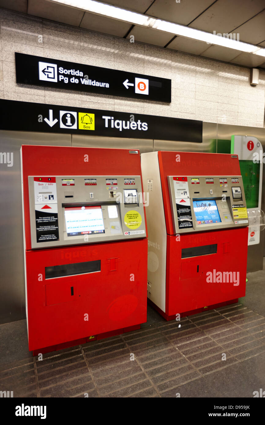 Les distributeurs de billets de métro de barcelone catalogne espagne Banque D'Images