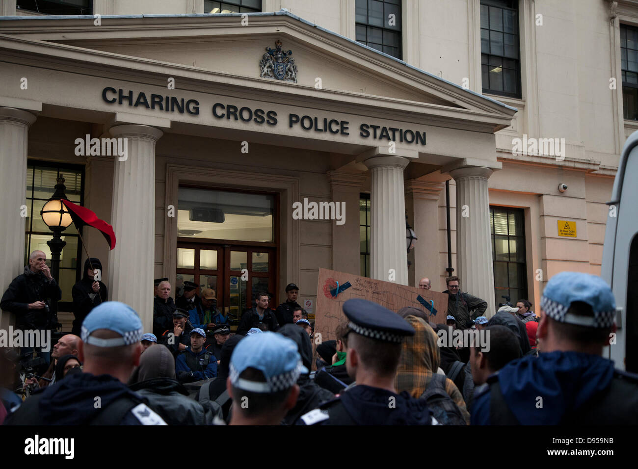 Londres, Royaume-Uni. Mardi 11 juin 2013 Londres, Royaume-Uni. Le mardi 11 juin 2013 la garde de la police comme un groupe de manifestants anti G8 se réunissent à l'extérieur de Charing Cross station de police où il semble que certains des manifestants arrêtés ont été détenus. Credit : Nelson Pereira/Alamy Live News Banque D'Images