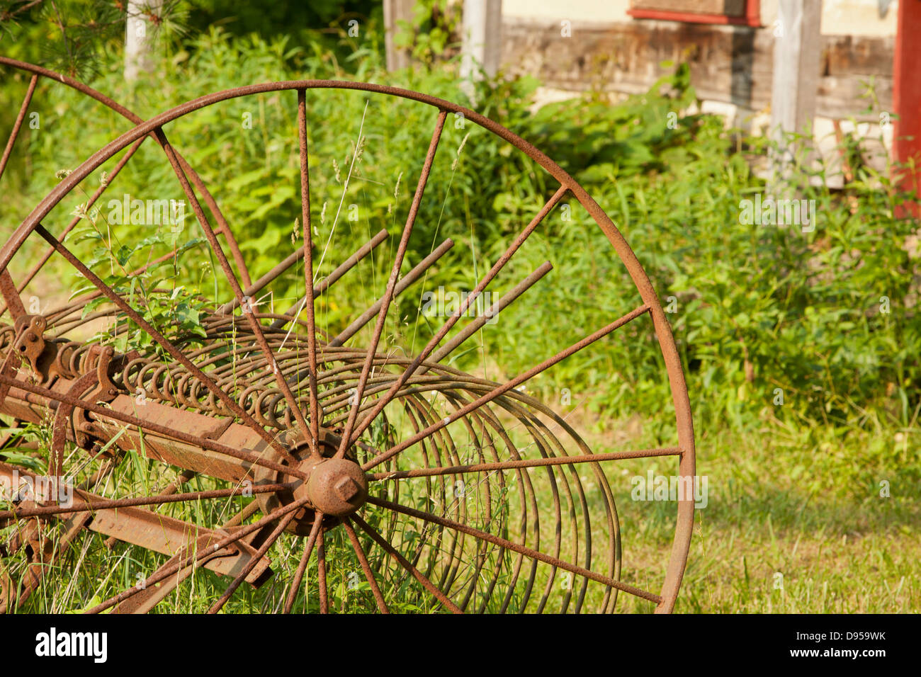 Ferme abandonnée et hay rake in Paint Creek State Park, Ohio. Banque D'Images