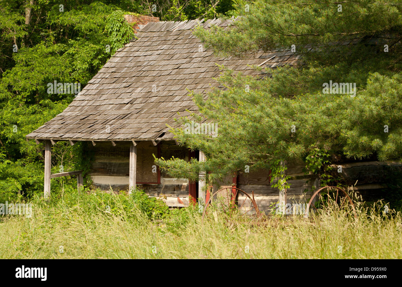 Ferme abandonnée et hay rake in Paint Creek State Park, Ohio. Banque D'Images