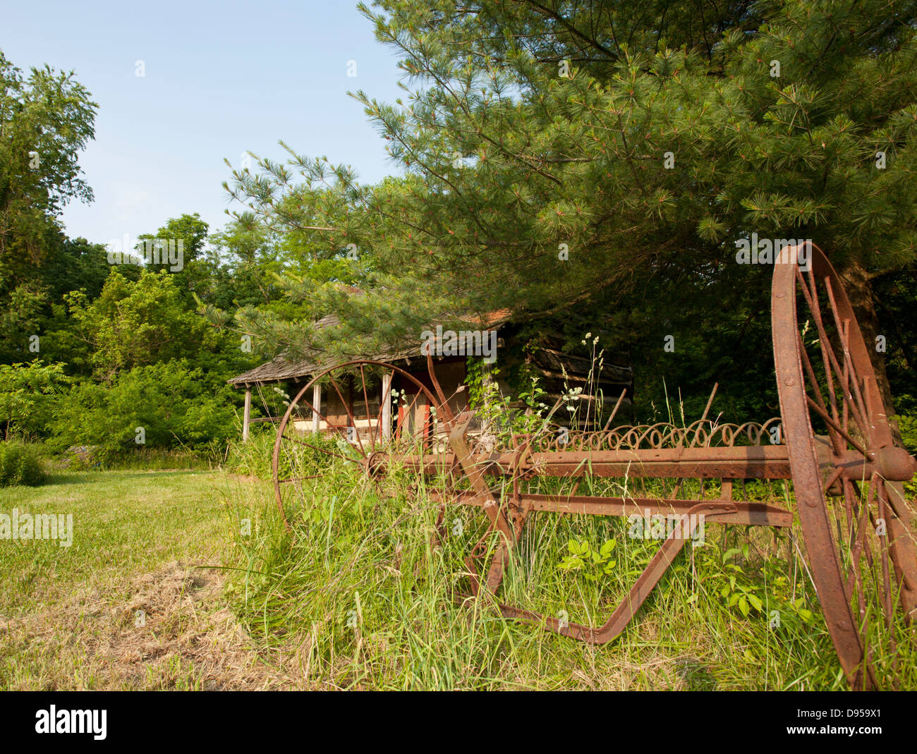 Ferme abandonnée et hay rake in Paint Creek State Park, Ohio. Banque D'Images