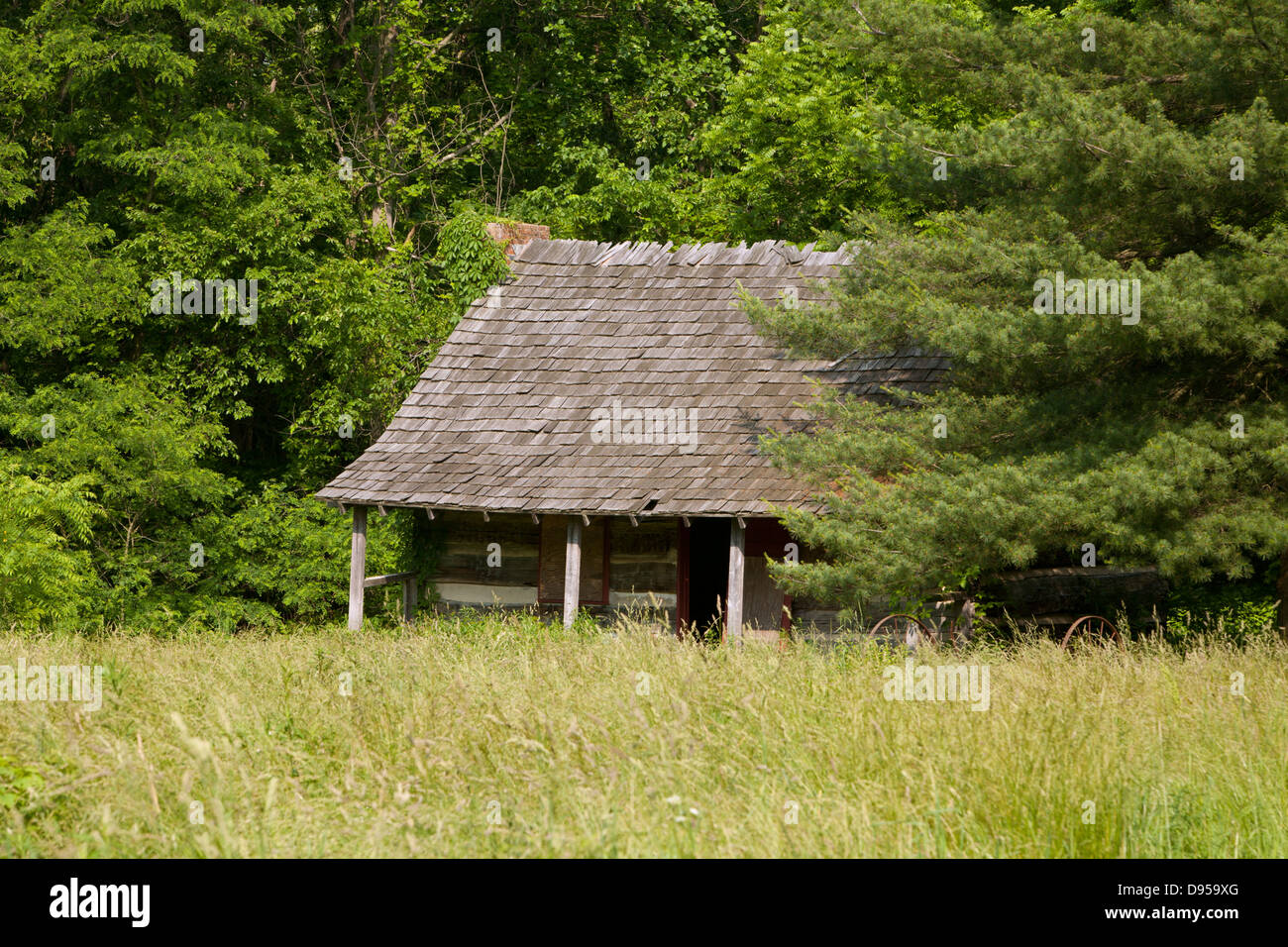 Ferme abandonnée et hay rake in Paint Creek State Park, Ohio. Banque D'Images
