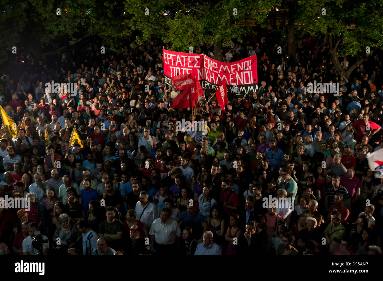 Athènes, Grèce, 11 juin 2013. Le gouvernement grec décide de fermer l'ERT, la radio et la télévision publique grecque company. Employés occupent les locaux et des milliers de personnes Inscrivez-vous la manifestation de solidarité. Credit : Nikolas Georgiou / Alamy Live News Banque D'Images