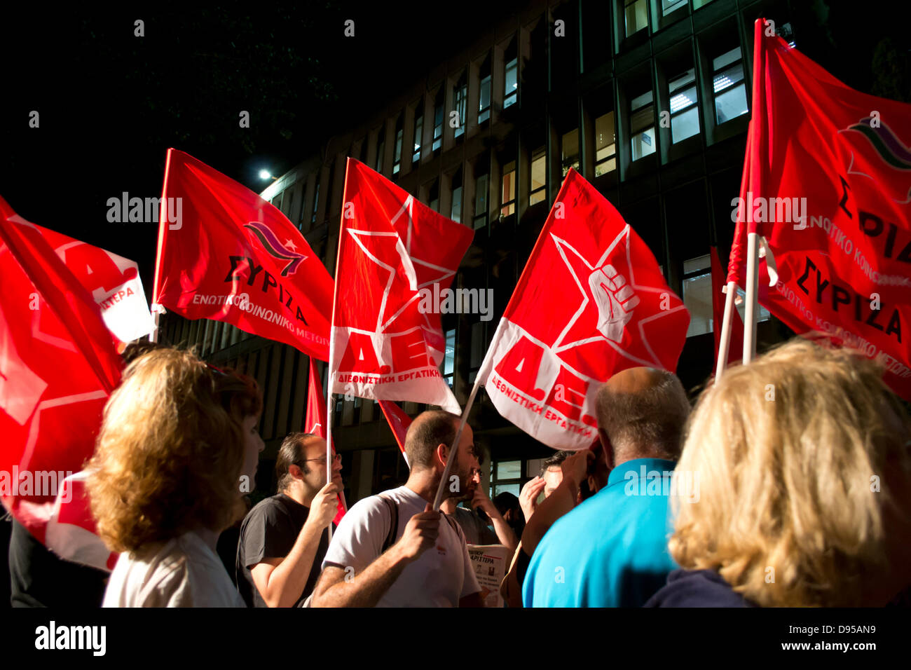 Athènes, Grèce, 11 juin 2013. Le gouvernement grec décide de fermer l'ERT, la radio et la télévision publique grecque company. Employés occupent les locaux et des milliers de personnes Inscrivez-vous la manifestation de solidarité. Credit : Nikolas Georgiou / Alamy Live News Banque D'Images