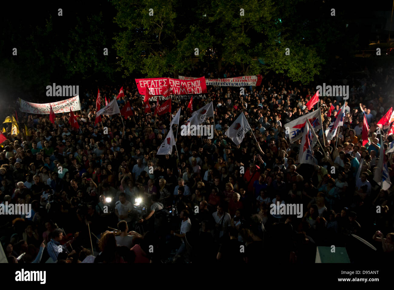 Athènes, Grèce, 11 juin 2013. Le gouvernement grec décide de fermer l'ERT, la radio et la télévision publique grecque company. Employés occupent les locaux et des milliers de personnes Inscrivez-vous la manifestation de solidarité. Credit : Nikolas Georgiou / Alamy Live News Banque D'Images