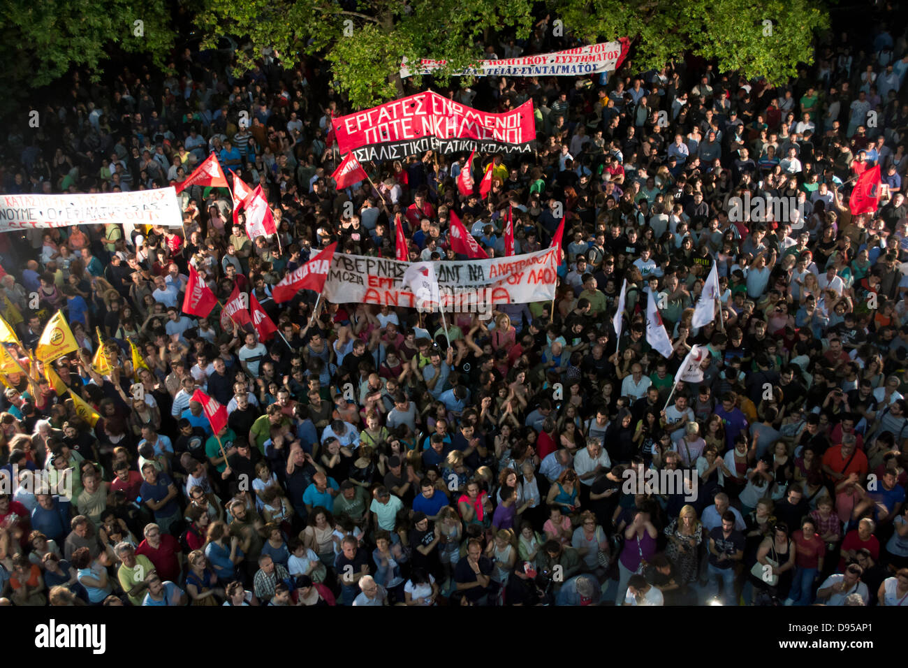Athènes, Grèce, 11 juin 2013. Le gouvernement grec décide de fermer l'ERT, la radio et la télévision publique grecque company. Employés occupent les locaux et des milliers de personnes Inscrivez-vous la manifestation de solidarité. Credit : Nikolas Georgiou / Alamy Live News Banque D'Images