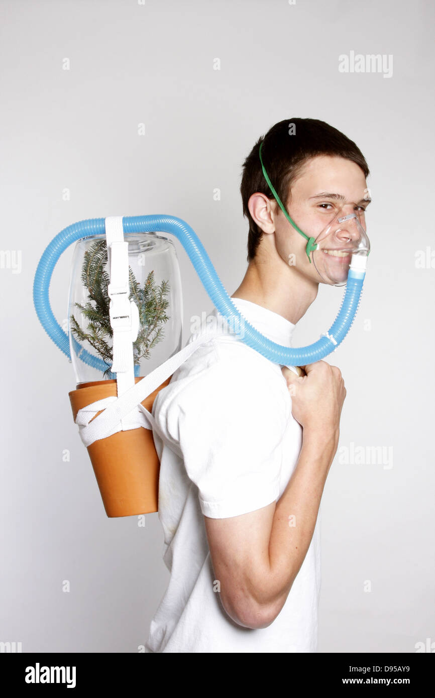 Un jeune garçon realiser un oxygène air pack avec un arbre pour produire de l'air pur Banque D'Images