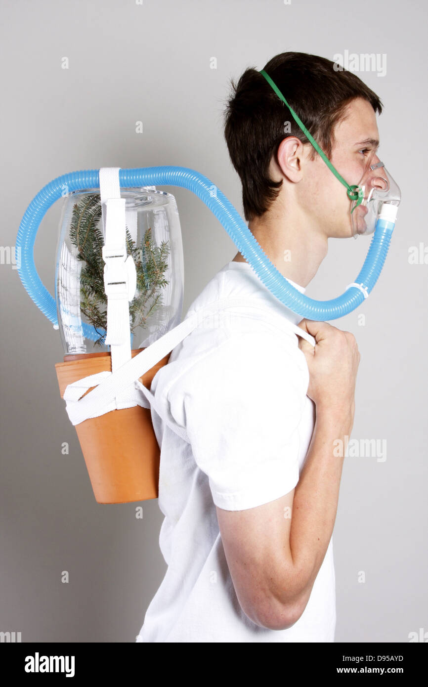 Un jeune garçon realiser un oxygène air pack avec un arbre pour produire de l'air pur Banque D'Images
