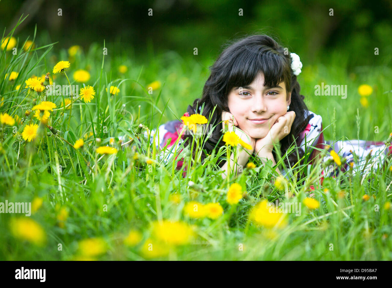 Portrait d'une fille de l'adolescence allongé dans l'herbe Banque D'Images
