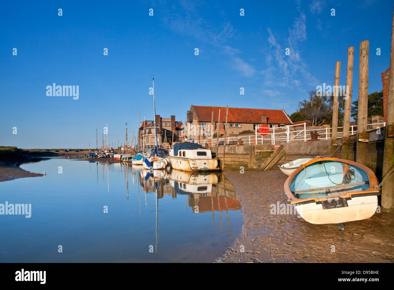 Blakeney Quay sur une soirée d'été sur la côte nord du comté de Norfolk Banque D'Images