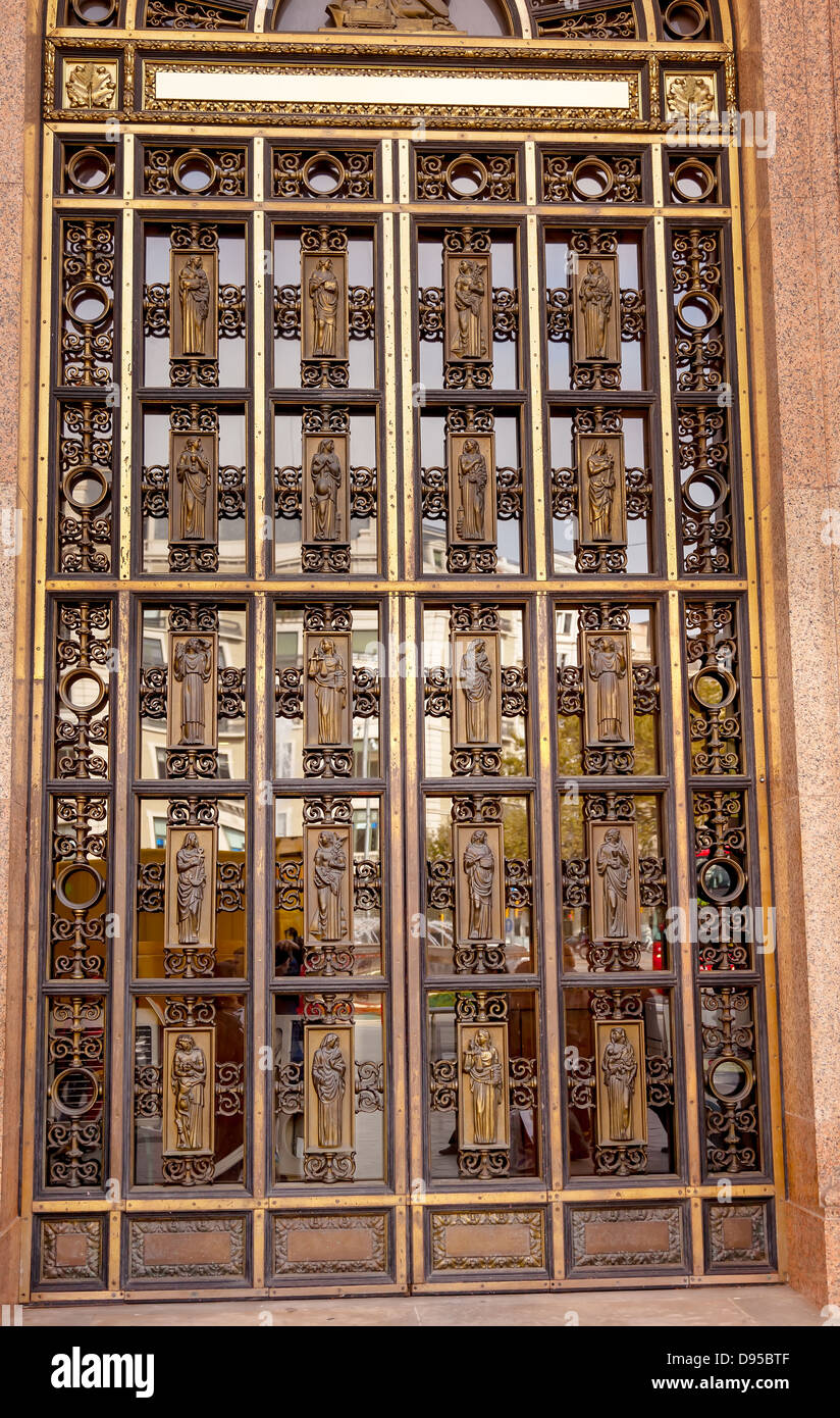 Entrée de porte en laiton métal Bâtiment professionnel des avocats médecins différents symboles Barcelone Catalogne Espagne. Banque D'Images