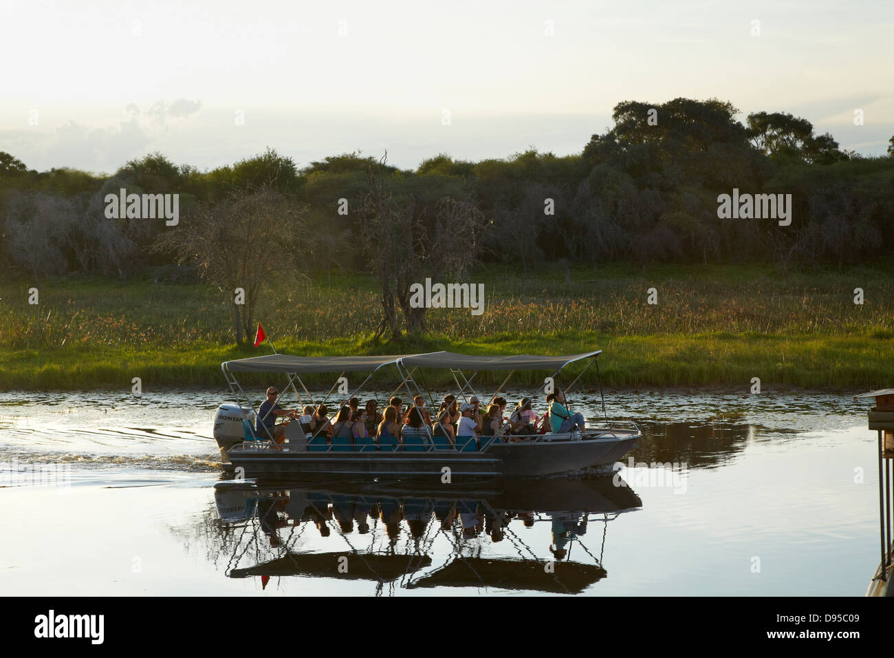 Bateau de tourisme sur Thamalakane River par rivière Okavango Lodge, Maun, Okavango Delta, Botswana, Africa Banque D'Images