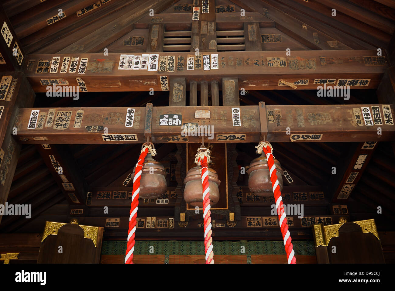 Senjafuda autocollants et suzu cloches au Namiyoke Inari, le marché aux poissons de Tsukiji, Tokyo Banque D'Images