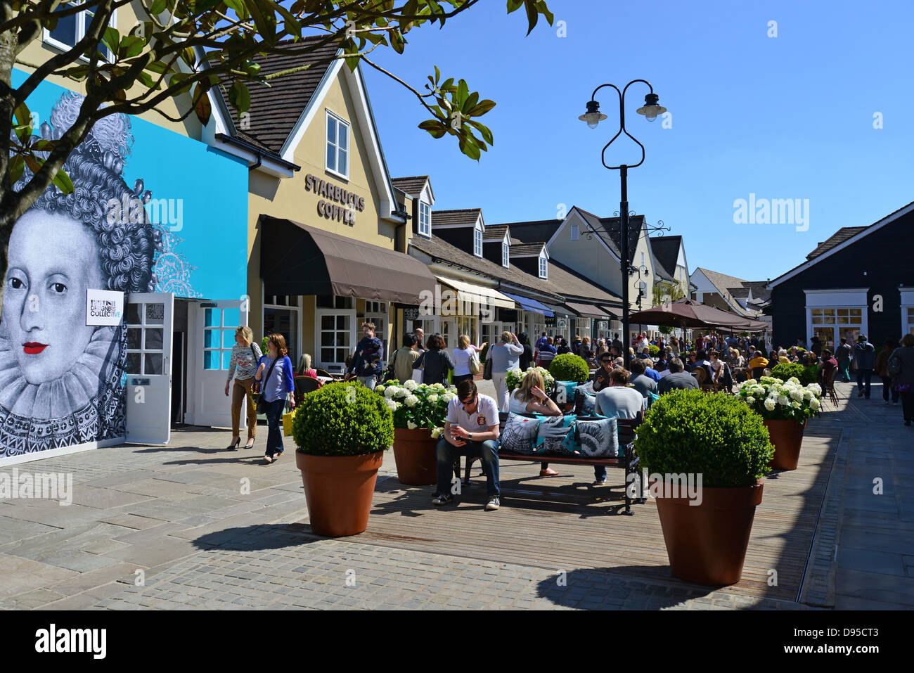 Café Starbucks, Bicester Village Outlet Shopping Centre, Bicester, Oxfordshire, Angleterre, Royaume-Uni Banque D'Images