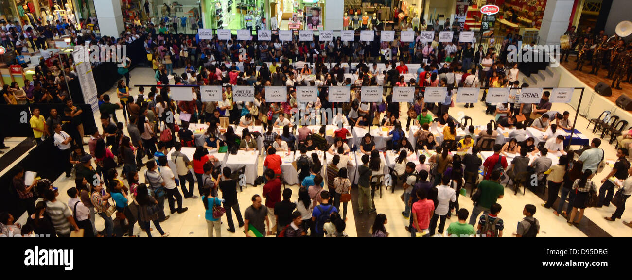 La ville de Davao, Philippines du Sud. 12 Juin, 2013. 000 des Philippines de demandeur d'emploi à l'intérieur d'un troupeau commercial pour une 'indépendance' Kalayaan salon d'emploi dans le cadre du 115e anniversaire de l'indépendance aux Philippines à Davao City, Philippines du Sud, le 12 juin 2013 Crédit : Eli Ritchie Tongo/Alamy Live News Banque D'Images