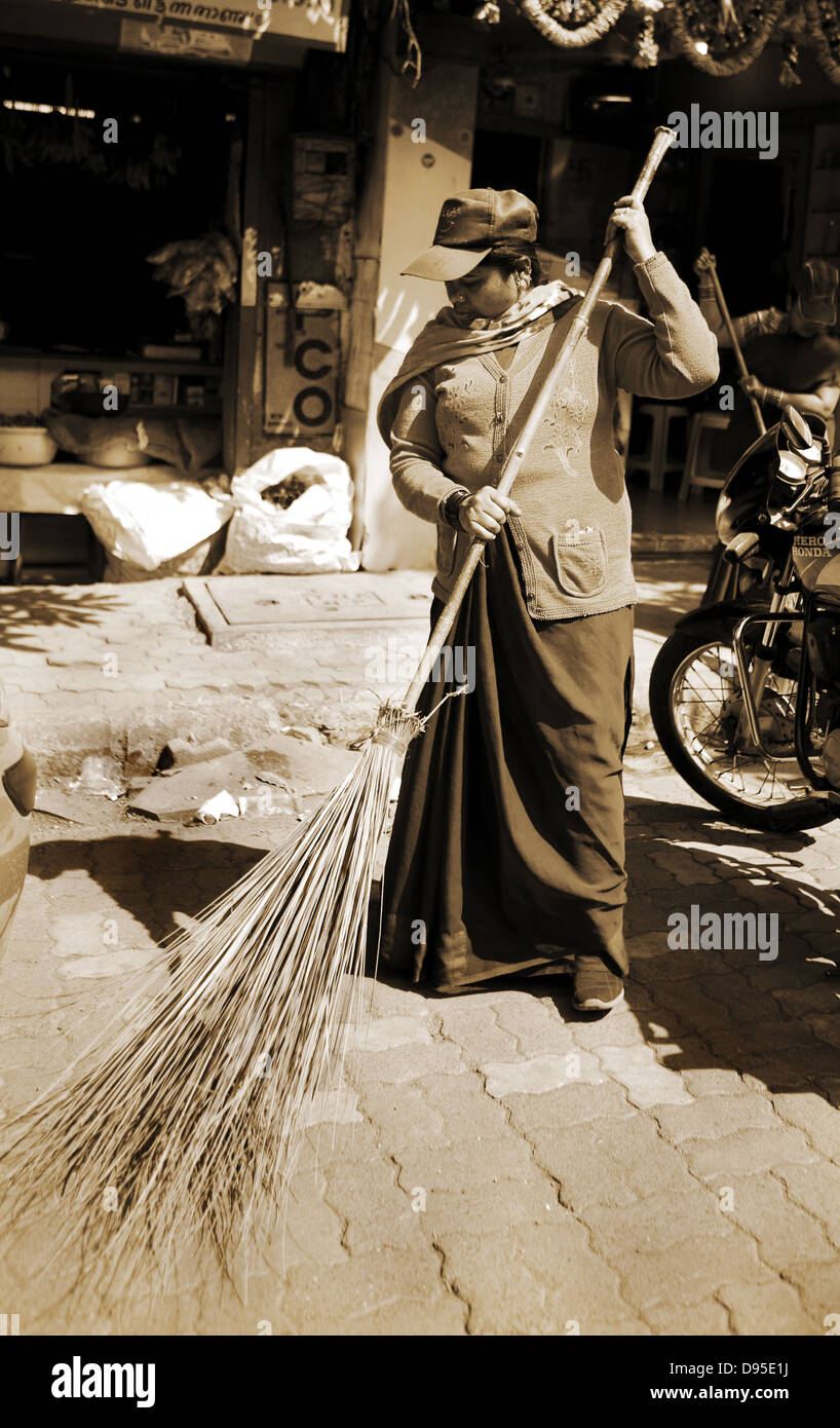Une dame Janitor nettoyer les rues en Inde Banque D'Images