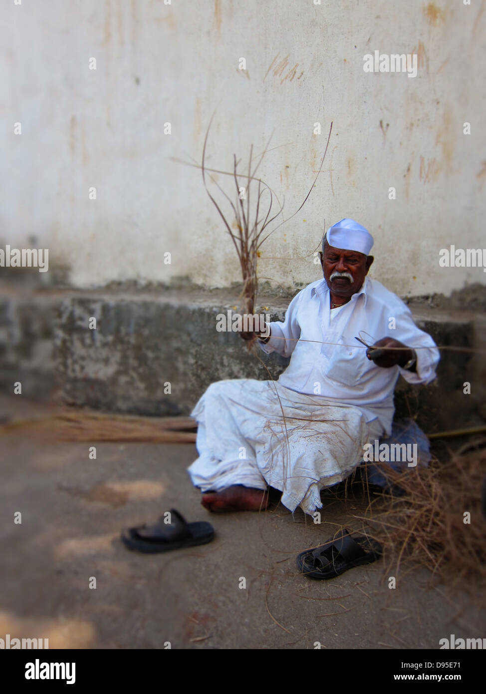 Indian Man making a broom Banque D'Images