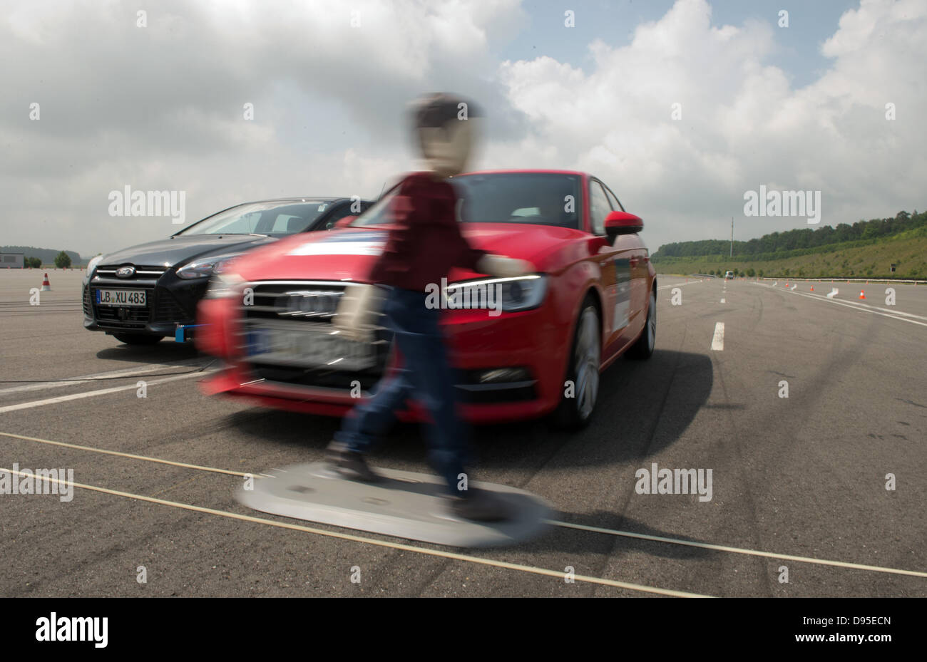 Une BMW équipé d'un système de freinage d'urgence par Bosch s'arrête en face d'un mannequin sur une piste d'essai au cours d'un colloque par le journalisme à moteur de voiture de Boxberg Bosch en, Allemagne, 11 juin 2013. Le système est capable d'un lancement d'un processus de freinage en cas d'obstacles apparaissent subitement. Photo : Marijan Murat Banque D'Images