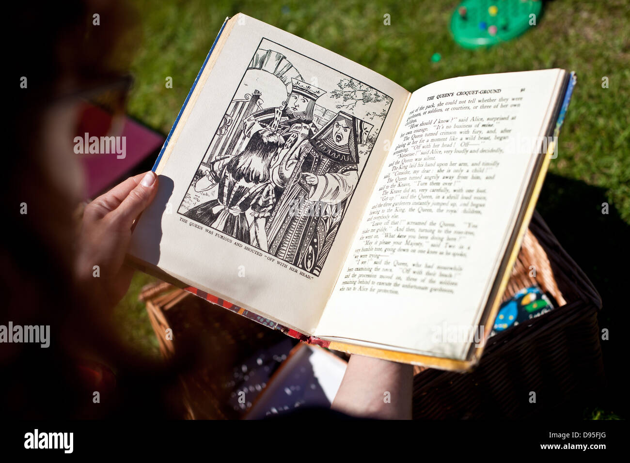 Alice au pays des merveilles livre Banque de photographies et d’images