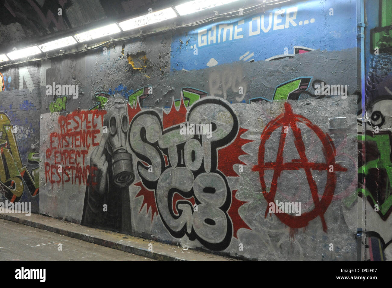 Leake Street, Waterloo, London, UK. 12 juin 2013. Anti-graffiti anarchiste capitaliste dans le 'tunnel' Bansky' dans le cadre de la manifestations du G8 à Londres. 'Stop', G8 G8 anti graffiti de la Leake Street tunnel situé près de Waterloo. Crédit : Matthieu Chattle/Alamy Live News Banque D'Images