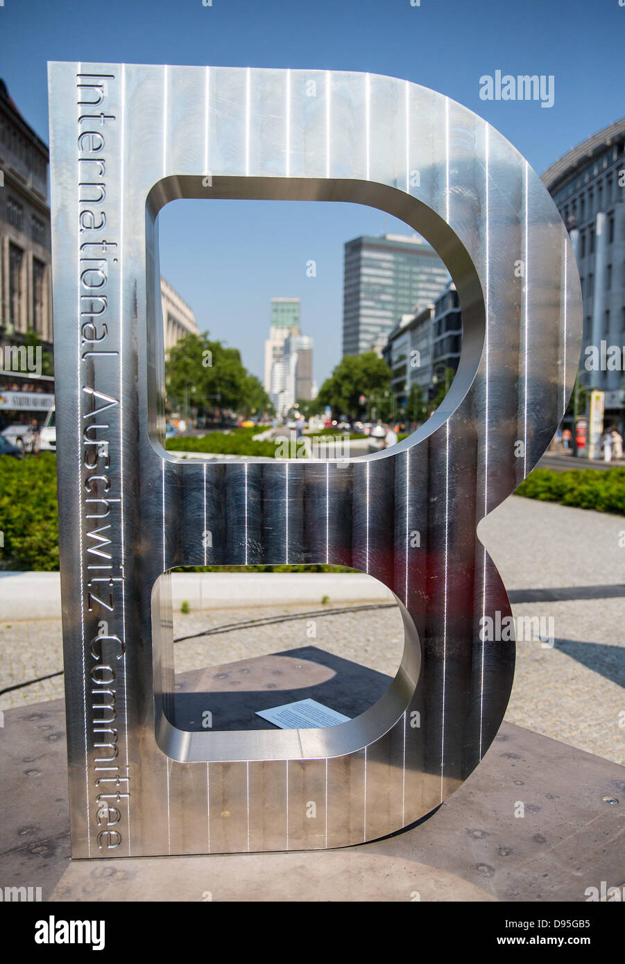 La nouvelle sculpture commémorative 'B' pour se rappeler de l'Auschwitz est à Wittenbergplatz à Berlin, Allemagne, 12 juin 2013. La sculpture est destiné à commémorer le sort de tous les prisonniers et l'assassinat des juifs et des Sintis et Roms pendant le national-socialisme. La sculpture sera présenté à Berlin d'abord, avant de transporter son message à d'autres villes du monde. Photo : HANNIBAL /AFP Banque D'Images