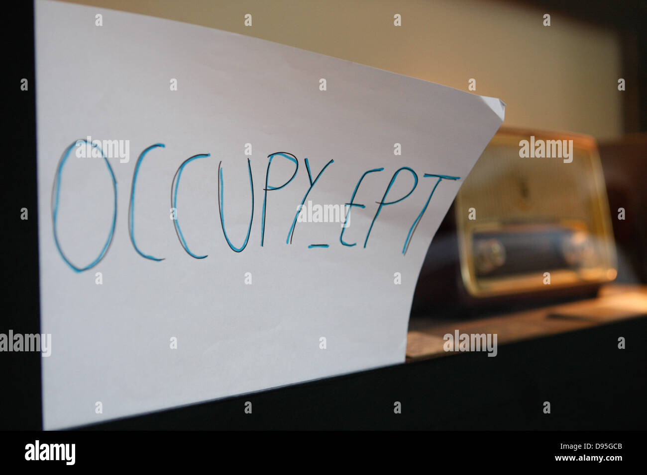 Athènes, Grèce. 12 Juin, 2013. Les gens sont devant le siège de la télévision d'Etat grecque ERT après l'annonce qu'il va s'arrêter le diffuseur. La Grèce est de fermer toutes ses stations de télévision et de radio avec la perte de quelque 2 500 emplois dans le cadre de son entraînement de réduction des coûts exigés par la caution des créanciers internationaux du pays. Déplacer de mardi annonce le premier secteur public direct à pied dans plus de trois ans d'austérité douloureux et qui ont coûté environ un million d'emplois du secteur privé. Credit : Crédit :/ZUMAPRESS.com/Alamy Vafeiadakis Aristidis Live New Banque D'Images