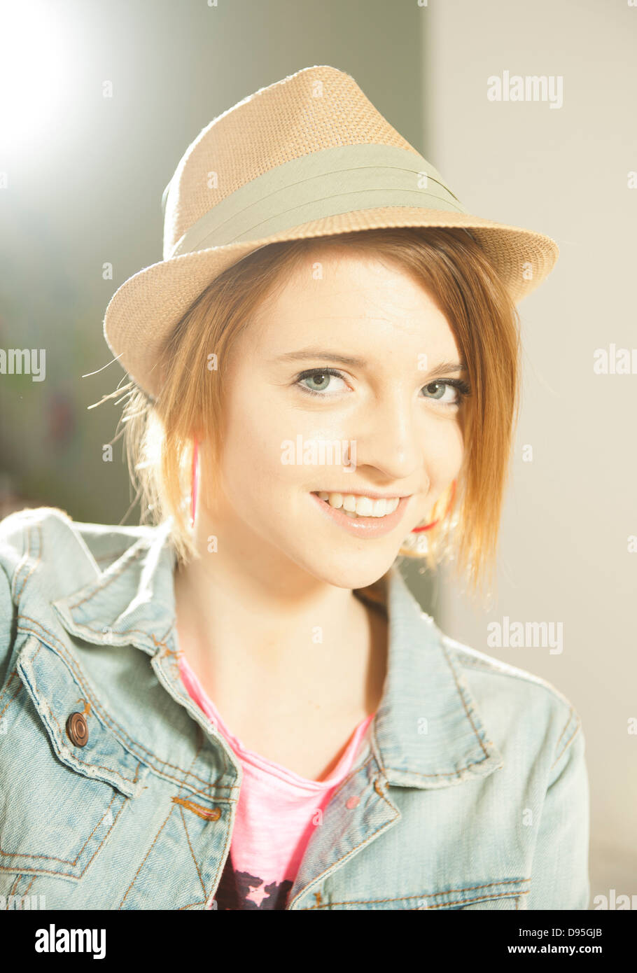 Head and shoulders portrait of teenage girl wearing hat en studio. Banque D'Images