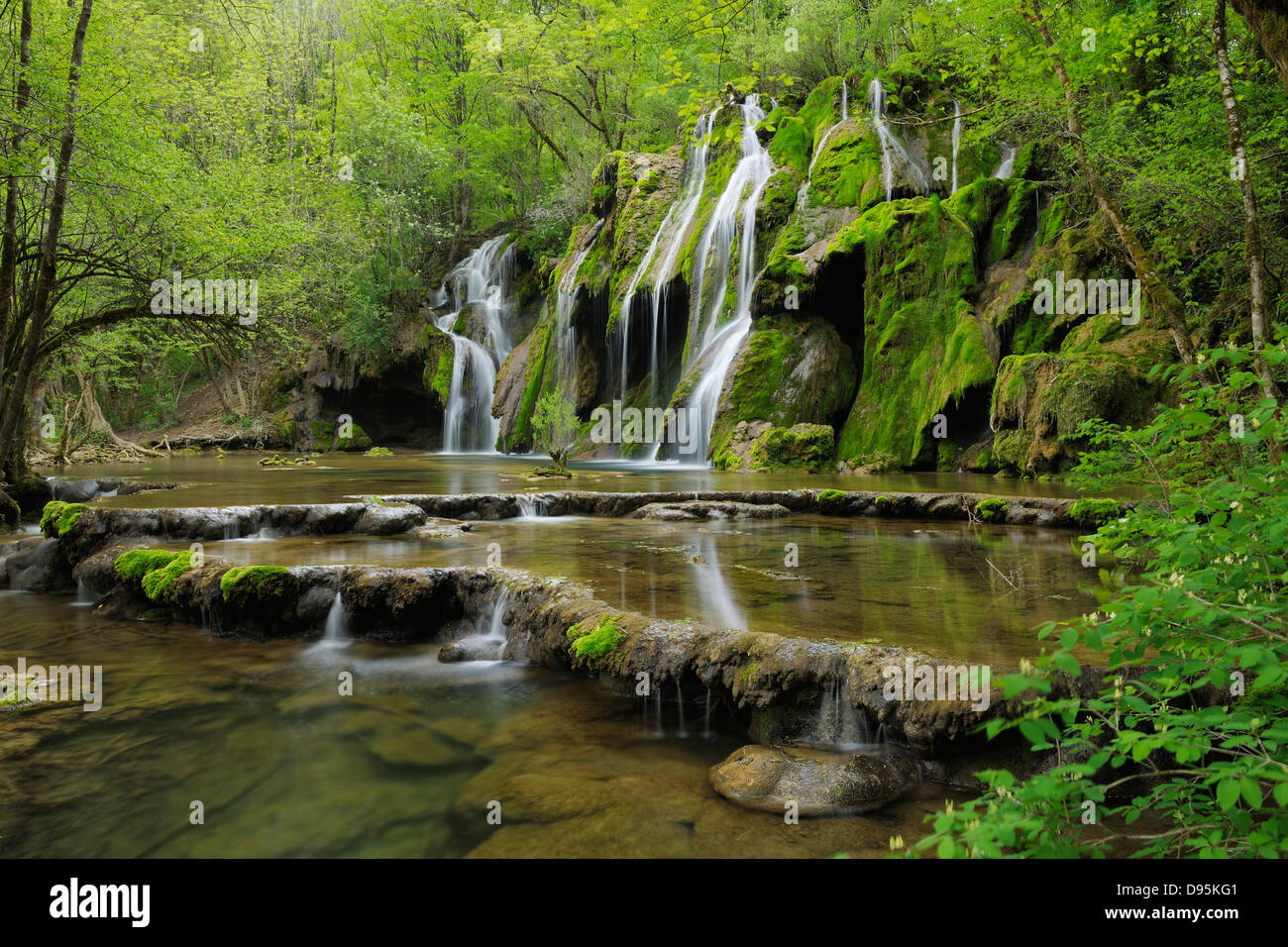 En cascade cascade plus de mousse verte, Cascade des tufs, Arbois, Jura, Jura, Franche-Comte, France Banque D'Images