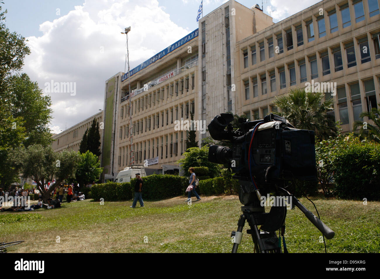 Athènes, Grèce. 12 Juin, 2013. Les gens sont devant le siège de la télévision d'Etat grecque ERT après l'annonce qu'il va s'arrêter le diffuseur. La Grèce est de fermer toutes ses stations de télévision et de radio avec la perte de quelque 2 500 emplois dans le cadre de son entraînement de réduction des coûts exigés par la caution des créanciers internationaux du pays. Déplacer de mardi annonce le premier secteur public direct à pied dans plus de trois ans d'austérité douloureux et qui ont coûté environ un million d'emplois du secteur privé. Credit : Crédit :/ZUMAPRESS.com/Alamy Vafeiadakis Aristidis Live New Banque D'Images