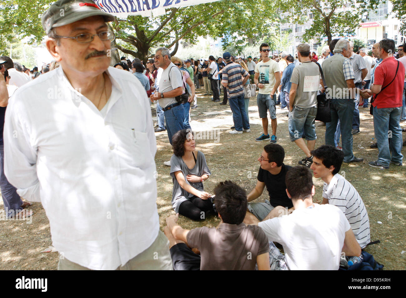 Athènes, Grèce. 12 Juin, 2013. Les gens sont devant le siège de la télévision d'Etat grecque ERT après l'annonce qu'il va s'arrêter le diffuseur. La Grèce est de fermer toutes ses stations de télévision et de radio avec la perte de quelque 2 500 emplois dans le cadre de son entraînement de réduction des coûts exigés par la caution des créanciers internationaux du pays. Déplacer de mardi annonce le premier secteur public direct à pied dans plus de trois ans d'austérité douloureux et qui ont coûté environ un million d'emplois du secteur privé. Credit : Crédit :/ZUMAPRESS.com/Alamy Vafeiadakis Aristidis Live New Banque D'Images