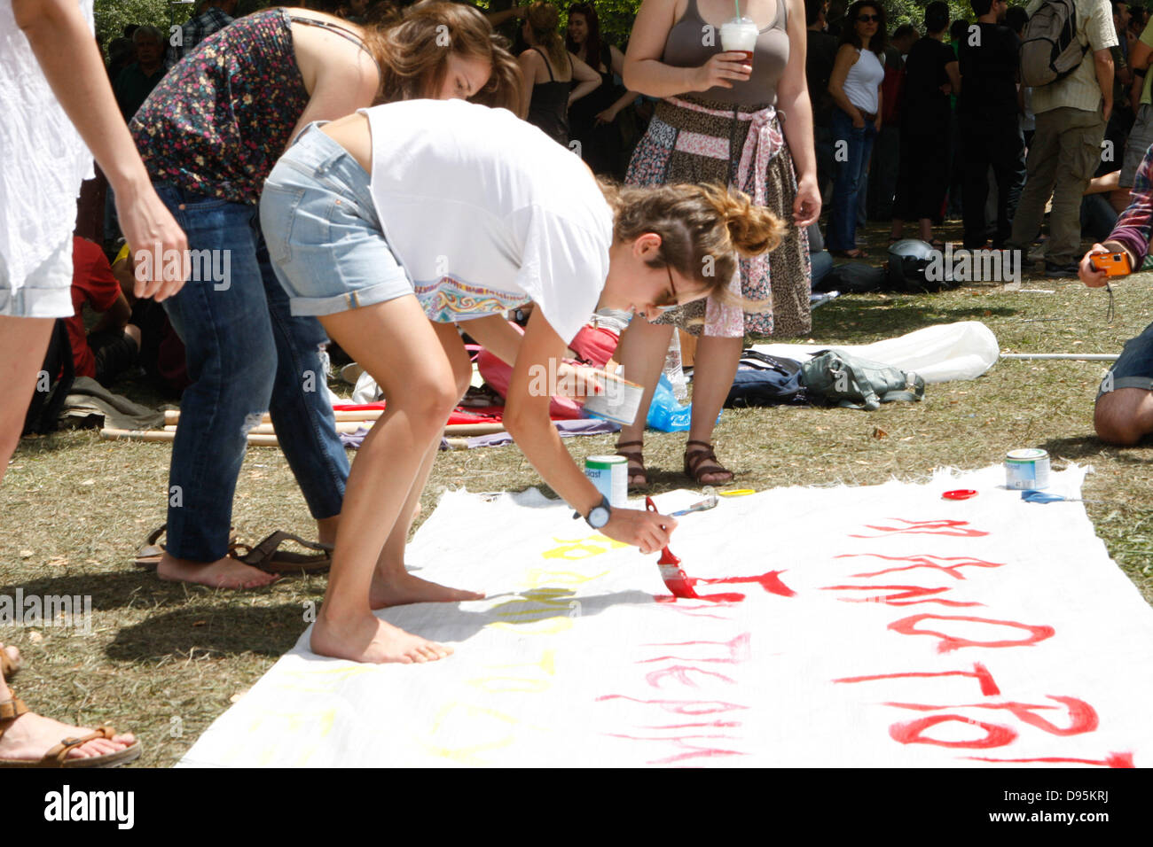 Athènes, Grèce. 12 Juin, 2013. Les gens sont devant le siège de la télévision d'Etat grecque ERT après l'annonce qu'il va s'arrêter le diffuseur. La Grèce est de fermer toutes ses stations de télévision et de radio avec la perte de quelque 2 500 emplois dans le cadre de son entraînement de réduction des coûts exigés par la caution des créanciers internationaux du pays. Déplacer de mardi annonce le premier secteur public direct à pied dans plus de trois ans d'austérité douloureux et qui ont coûté environ un million d'emplois du secteur privé. Credit : Crédit :/ZUMAPRESS.com/Alamy Vafeiadakis Aristidis Live New Banque D'Images
