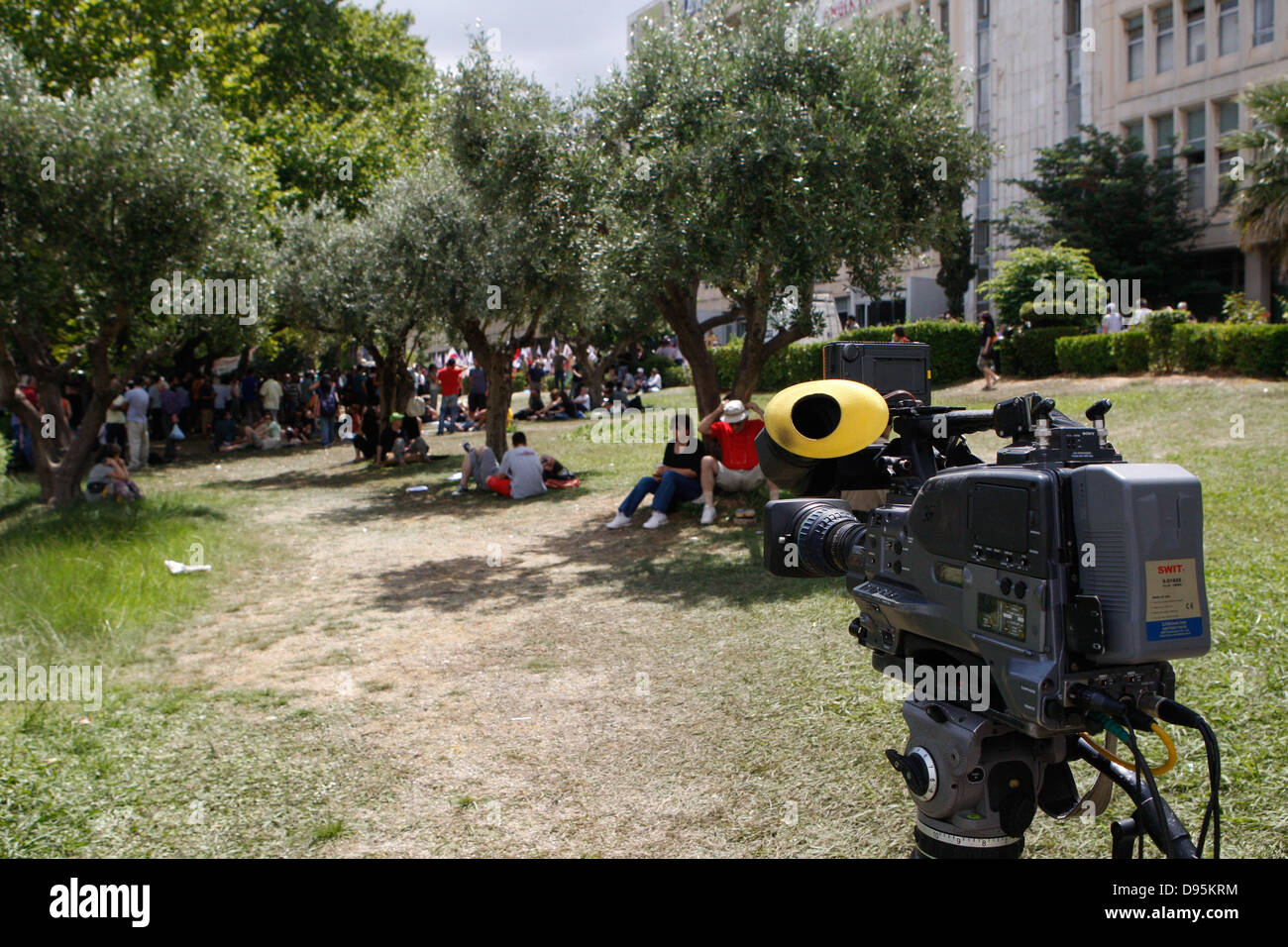 Athènes, Grèce. 12 Juin, 2013. Les gens sont devant le siège de la télévision d'Etat grecque ERT après l'annonce qu'il va s'arrêter le diffuseur. La Grèce est de fermer toutes ses stations de télévision et de radio avec la perte de quelque 2 500 emplois dans le cadre de son entraînement de réduction des coûts exigés par la caution des créanciers internationaux du pays. Déplacer de mardi annonce le premier secteur public direct à pied dans plus de trois ans d'austérité douloureux et qui ont coûté environ un million d'emplois du secteur privé. Credit : Crédit :/ZUMAPRESS.com/Alamy Vafeiadakis Aristidis Live New Banque D'Images