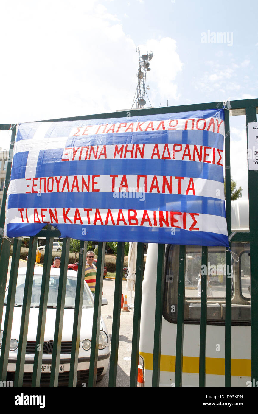 Athènes, Grèce. 12 Juin, 2013. Les gens sont devant le siège de la télévision d'Etat grecque ERT après l'annonce qu'il va s'arrêter le diffuseur. La Grèce est de fermer toutes ses stations de télévision et de radio avec la perte de quelque 2 500 emplois dans le cadre de son entraînement de réduction des coûts exigés par la caution des créanciers internationaux du pays. Déplacer de mardi annonce le premier secteur public direct à pied dans plus de trois ans d'austérité douloureux et qui ont coûté environ un million d'emplois du secteur privé. Credit : Crédit :/ZUMAPRESS.com/Alamy Vafeiadakis Aristidis Live New Banque D'Images