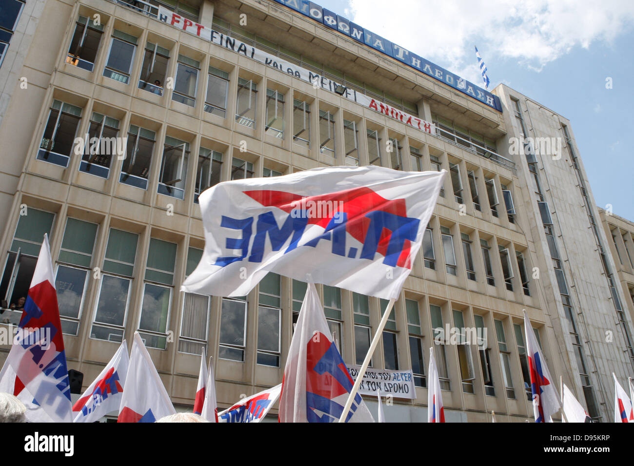 Athènes, Grèce. 12 Juin, 2013. Les gens sont devant le siège de la télévision d'Etat grecque ERT après l'annonce qu'il va s'arrêter le diffuseur. La Grèce est de fermer toutes ses stations de télévision et de radio avec la perte de quelque 2 500 emplois dans le cadre de son entraînement de réduction des coûts exigés par la caution des créanciers internationaux du pays. Déplacer de mardi annonce le premier secteur public direct à pied dans plus de trois ans d'austérité douloureux et qui ont coûté environ un million d'emplois du secteur privé. Credit : Crédit :/ZUMAPRESS.com/Alamy Vafeiadakis Aristidis Live New Banque D'Images